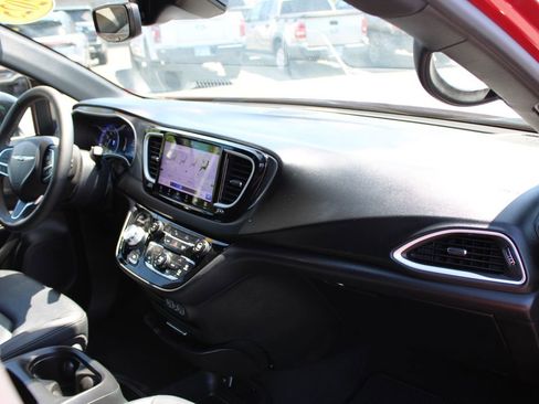 Used 2025 Chrysler Pacifica Select FWD image 28