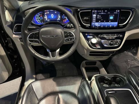 Used 2023 Chrysler Pacifica Touring-L image 24