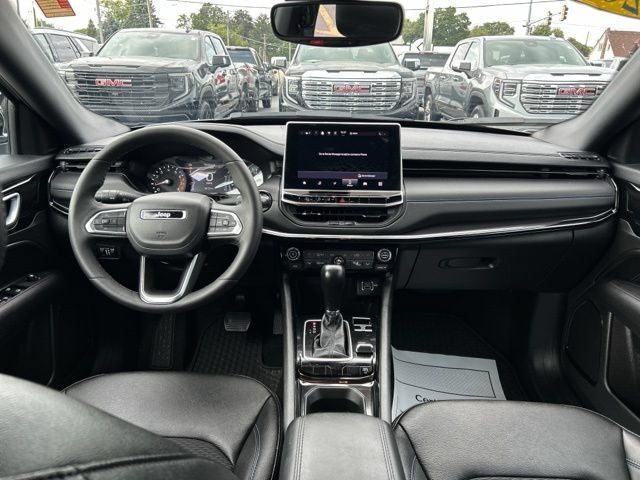 Used 2025 Jeep Compass Latitude w/ Convenience Group AWD/4WD image 23