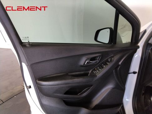 Used 2022 Chevrolet Trax LS w/ Tint and Cruise Package FWD image 19