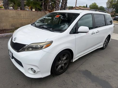 Used 2017 Toyota Sienna SE FWD image 7