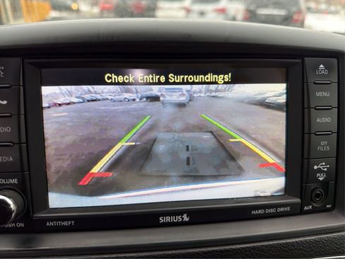 Used 2013 Chrysler Town & Country Touring image 29