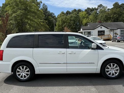 Used 2013 Chrysler Town & Country Touring image 8