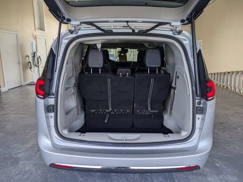 Used 2024 Chrysler Pacifica Touring-L FWD image 13