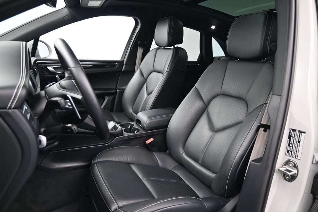 Certified 2024 Porsche Macan AWD/4WD image 5