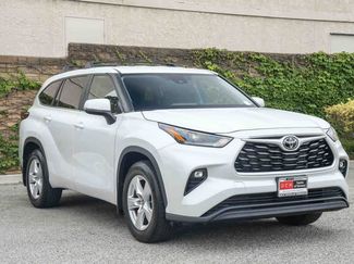 Used 2023 Toyota Highlander LE FWD video 3
