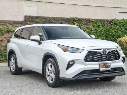 Used 2023 Toyota Highlander LE FWD image 3
