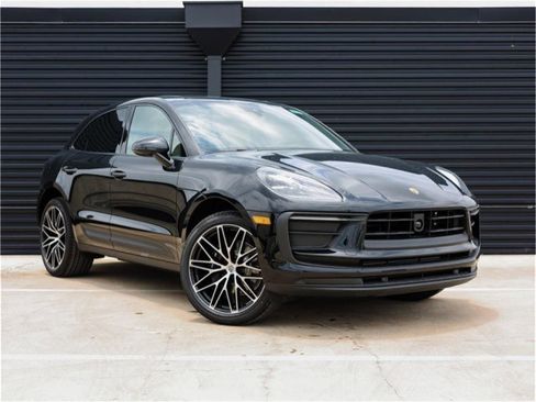 Certified 2025 Porsche Macan image 9