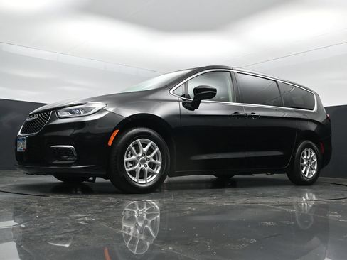 Used 2024 Chrysler Pacifica Touring-L FWD image 24