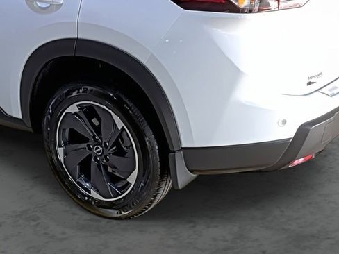 Used 2026 Nissan Rogue SV image 9