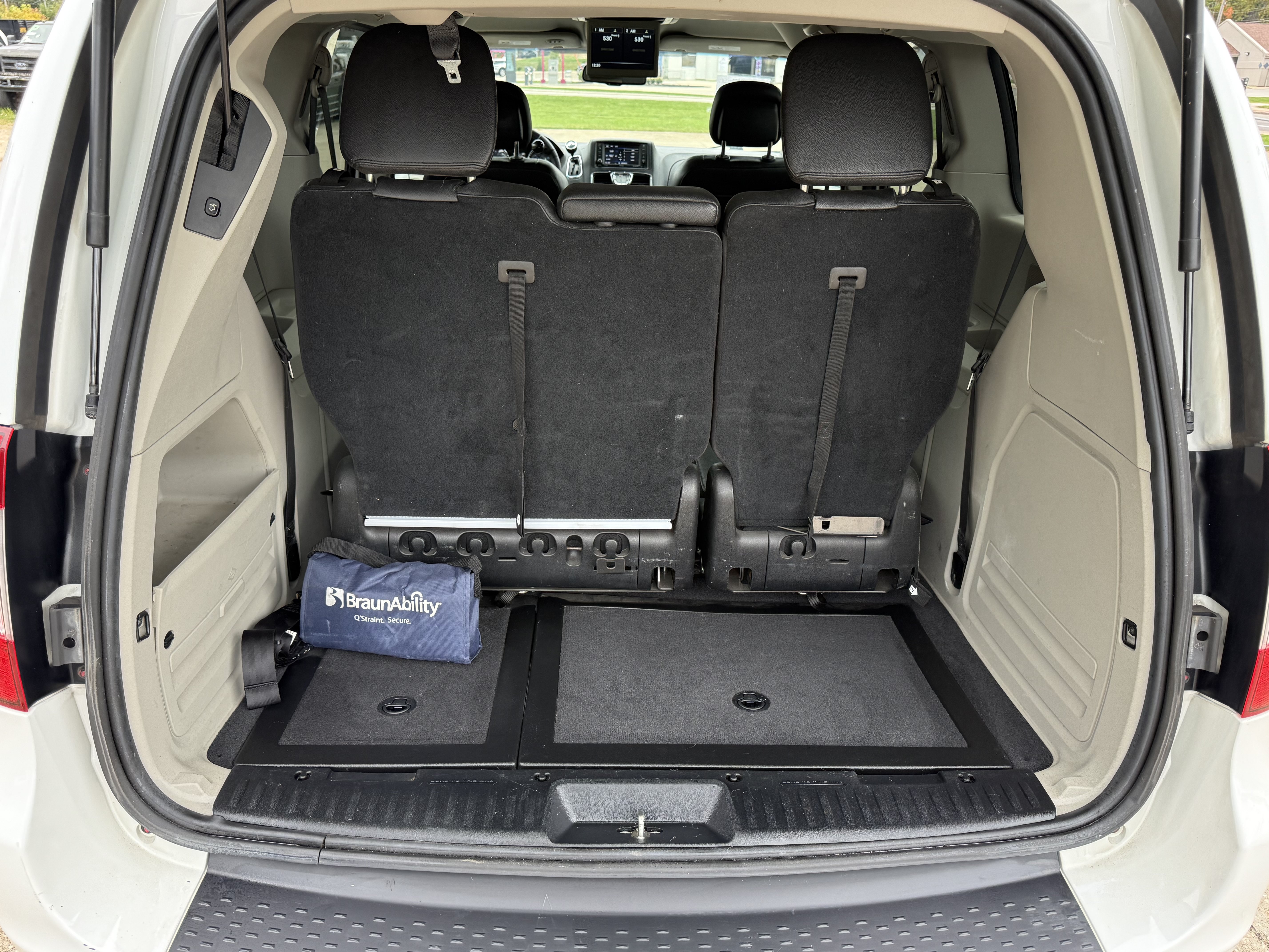 Used 2016 Chrysler Town & Country Touring FWD image 34