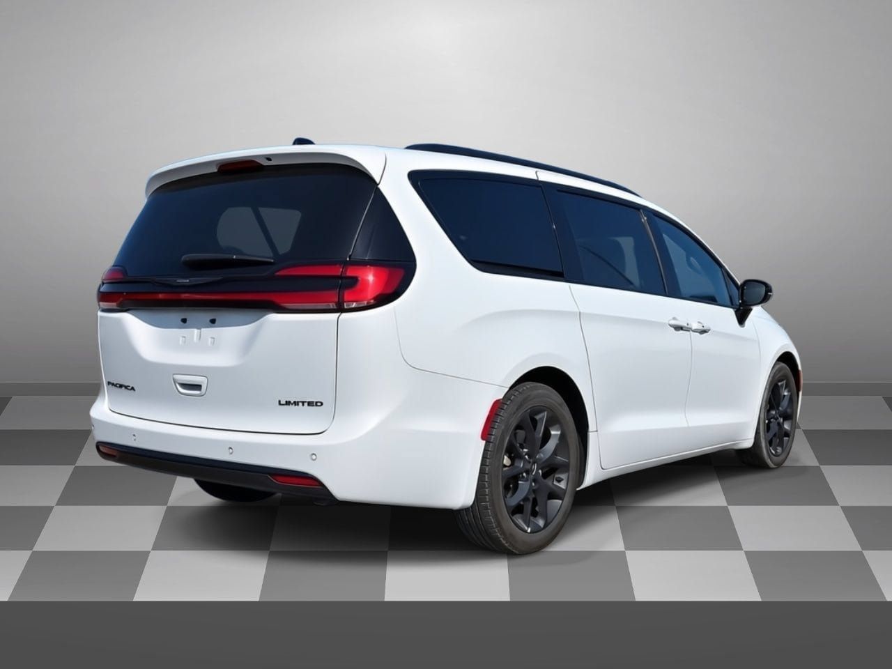 Used 2025 Chrysler Pacifica Limited FWD image 6