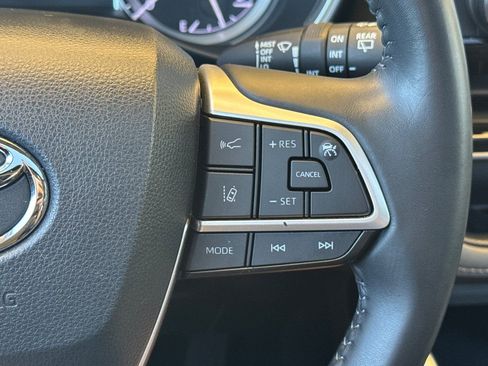 Used 2022 Toyota Highlander XLE FWD image 31