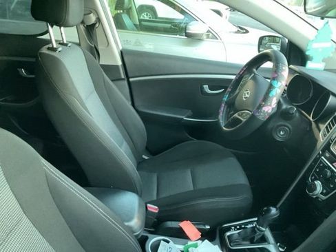 Used 2017 Hyundai Elantra GT image 3