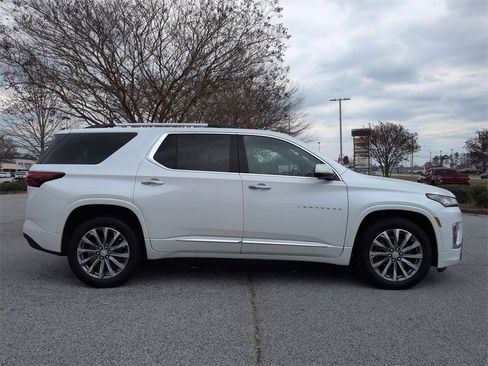 Used 2023 Chevrolet Traverse Premier image 9