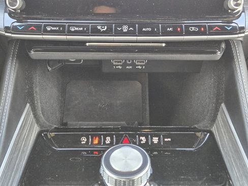 Used 2024 Jeep Wagoneer L Series II w/ Flexible Seating Group RWD image 21