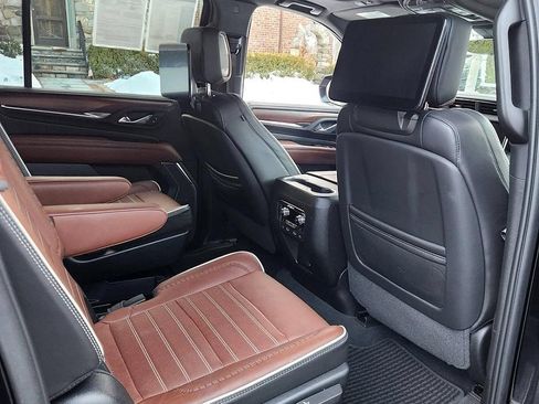 Used 2023 GMC Yukon XL Denali Ultimate image 11