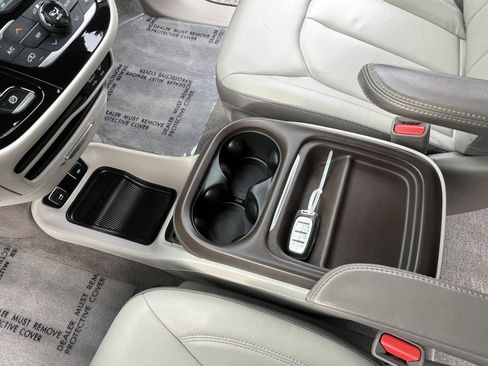 Used 2017 Chrysler Pacifica Touring-L w/ Tire & Wheel Group image 23