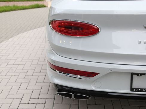 Used 2021 Bentley Bentayga image 18
