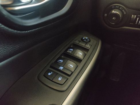 Used 2021 Jeep Cherokee Latitude Plus FWD image 27