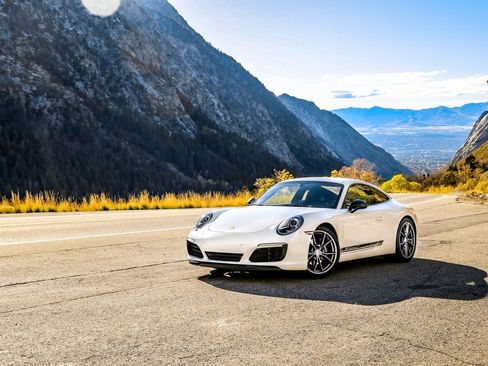 Used 2018 Porsche 911 Carrera T image 2