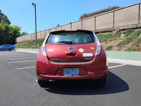 Used 2011 Nissan Leaf w/ Eco Design Pkg FWD image 6