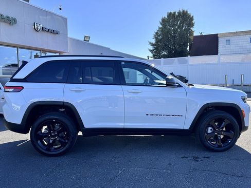 New 2025 Jeep Grand Cherokee Limited w/ Black Appearance Package image 8