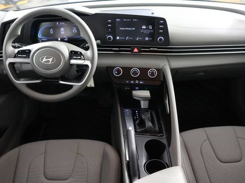 Certified 2024 Hyundai Elantra SE FWD image 2
