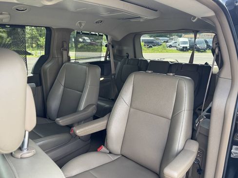 Used 2011 Volkswagen Routan SE FWD image 22