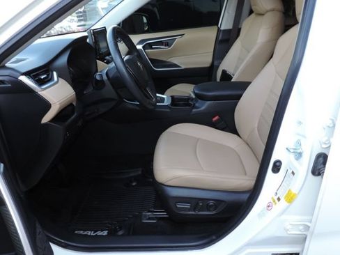 Used 2019 Toyota RAV4 XLE Premium FWD image 17
