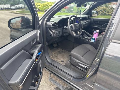 Used 2025 Toyota 4Runner SR5 AWD/4WD image 5