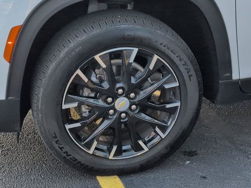 Used 2025 Chevrolet Traverse LT w/ Sun and Wheel Package FWD image 11
