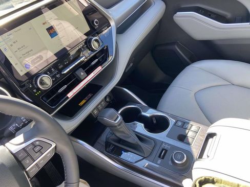 Used 2026 Toyota Highlander Limited image 25