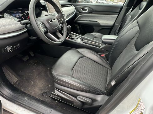 Used 2024 Jeep Compass Latitude image 16