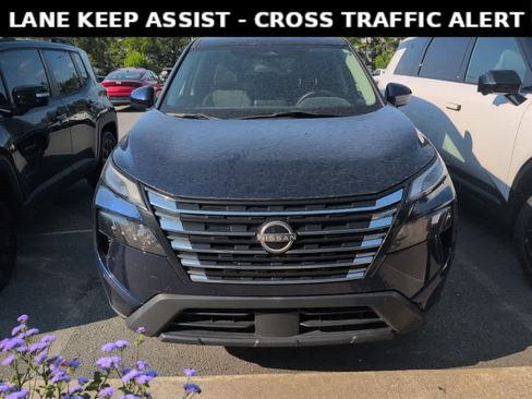 Used 2024 Nissan Rogue SV FWD image 2