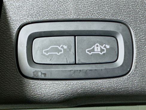 Used 2025 Volvo XC60 B5 Plus image 28