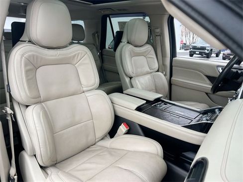 Used 2019 Lincoln Navigator Reserve image 28