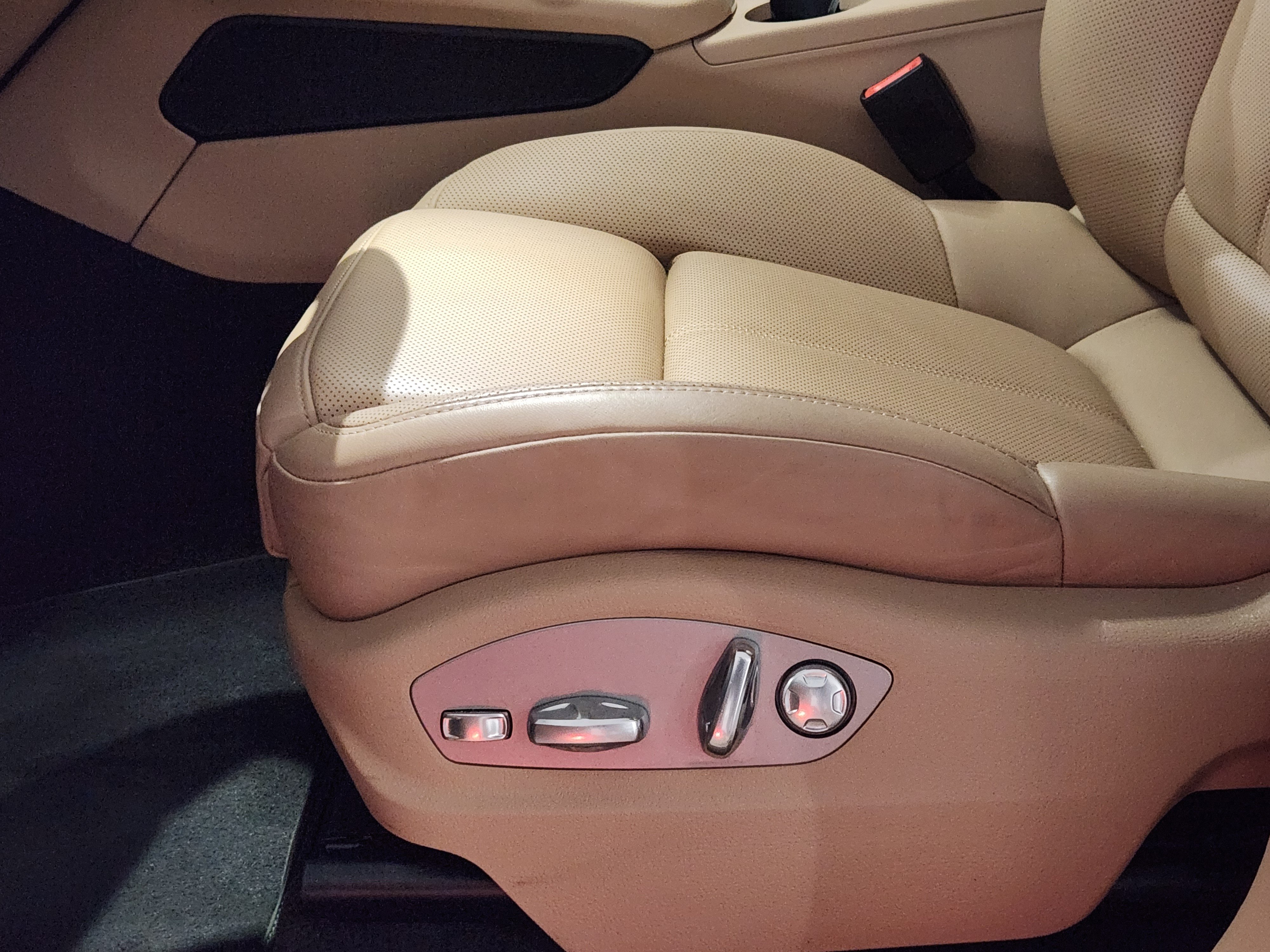 Certified 2026 Porsche Macan AWD/4WD image 27