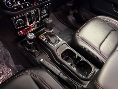 Used 2024 Jeep Gladiator Rubicon w/ Technology Group image 24