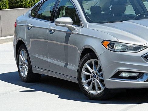 Used 2017 Ford Fusion SE image 2