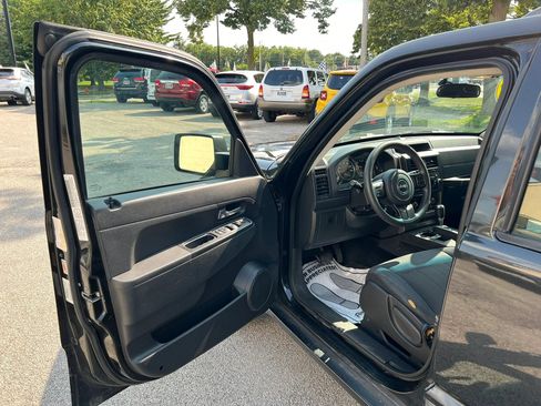 Used 2012 Jeep Liberty Sport RWD image 9