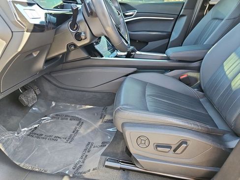 Used 2024 Audi Q8 e-tron Premium Plus image 17