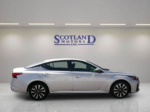 Used 2024 Nissan Altima 2.5 SV FWD image 5