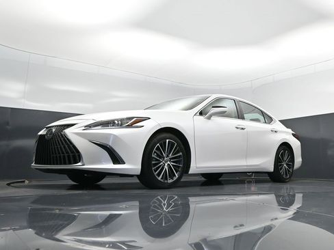 Certified 2023 Lexus ES 300h w/ Premium Package image 38