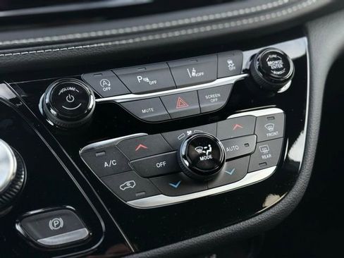 New 2026 Chrysler Pacifica Select image 14