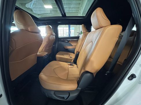New 2025 Toyota Highlander Platinum image 13