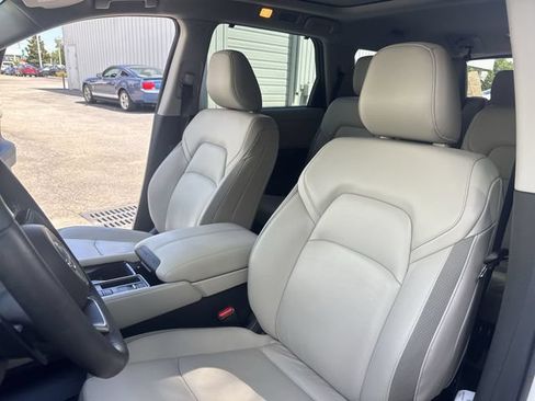 Used 2024 Nissan Pathfinder SL w/ SL Premium Package FWD image 17