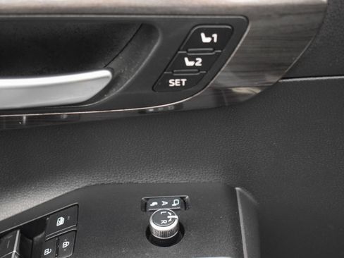 Used 2025 Toyota Highlander Limited AWD/4WD image 17