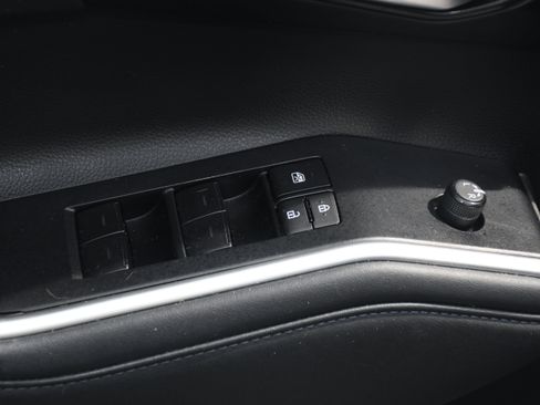 Used 2023 Toyota Highlander XLE FWD image 11