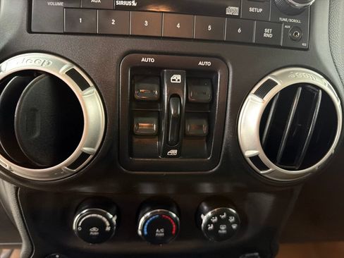 Used 2018 Jeep Wrangler Unlimited Sahara w/ Connectivity Group AWD/4WD image 16